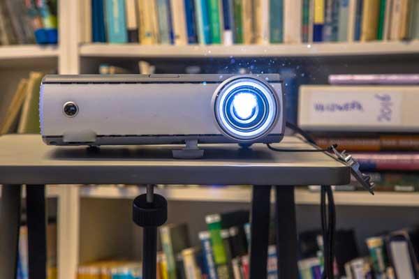 Epson EH-TW7100 Bildaussetzer: Ursachen und schnelle Fixes
